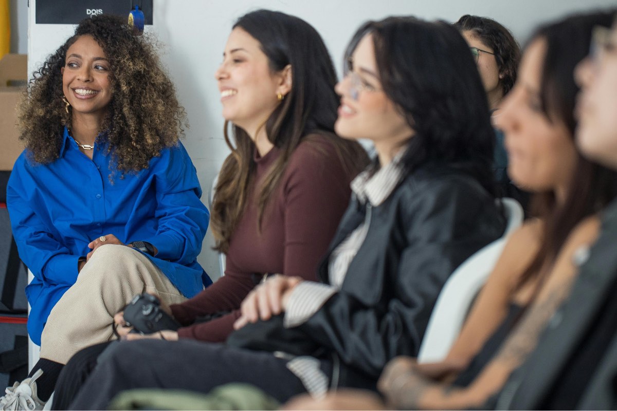 Groupe de collaborateurs en session d’accueil, illustrant l’intégration dans l’aide à domicile