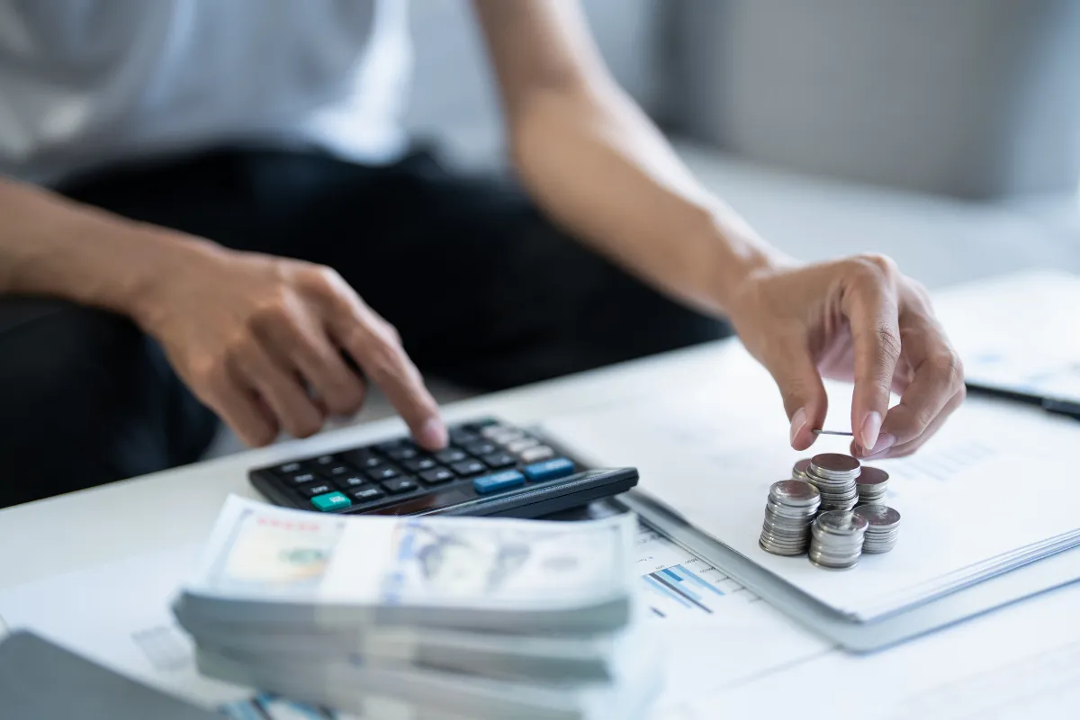 Personne calculant ses dépenses pour comprendre la réduction d’impôt 50 pourcent liée à l’aide à domicile en 2026